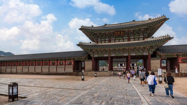 Seoul Corea del Sud 17 giugno 2023 Il palazzo di Gyeongbokgung è un famoso punto di riferimento storico che i viaggiatori visitano in vacanza