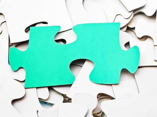 Separare il pezzo verde sul mucchio di puzzle bianchi