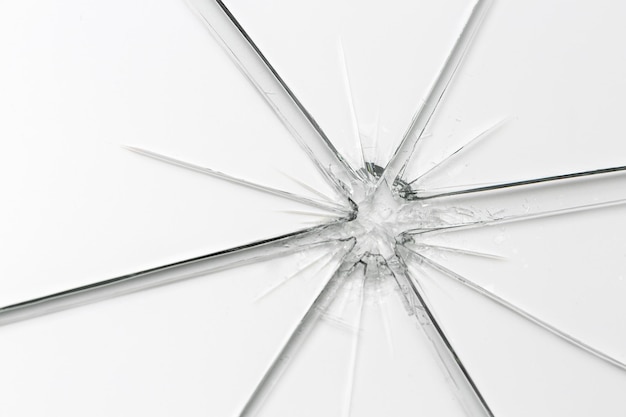 Separatore di crepe di vetro rotto su sfondo grigio bianco