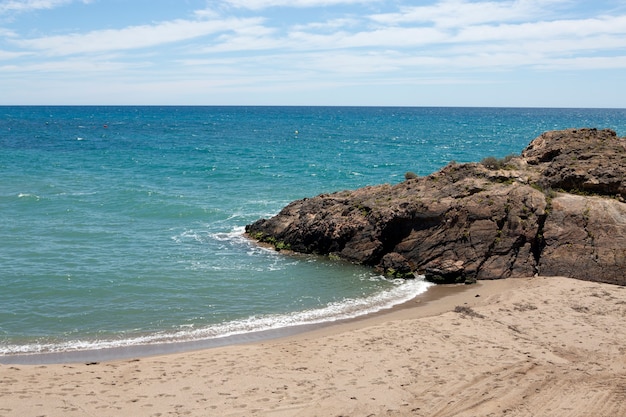 Separazione della spiaggia da formazioni rocciose tranquille e solitarie a Bolnuevo Mazarron Murcia Spain