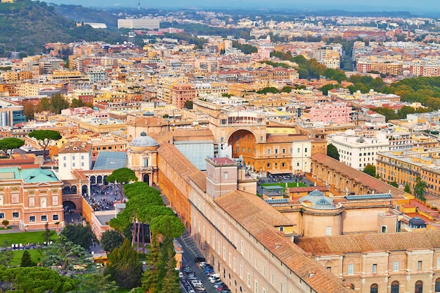 Sera della costruzione di panorama di Roma, vista del tetto di Roma con architettura antica in Italia