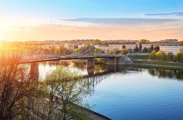 Sera di maggio a Tver e ponte Starovolzhsky sul fiume Volga sotto i raggi del sole al tramonto