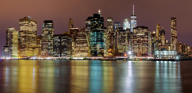 Sera di notte dell&#39;orizzonte degli edifici di Manhattan di New York City