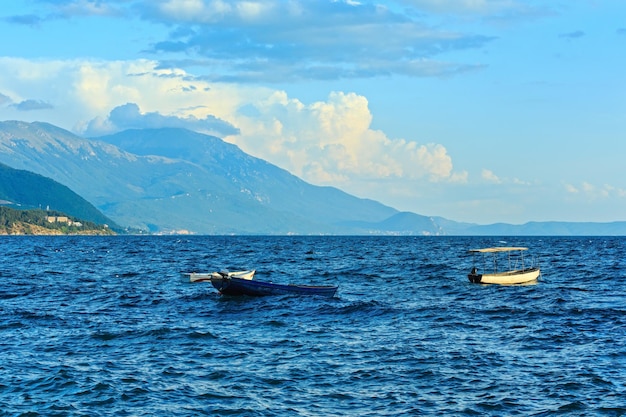 Sera Lago di Ohrid estate vista con barche (Macedonia).