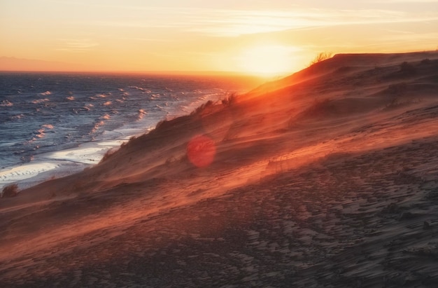 sera Mare o lago con grandi dune di sabbia durante il tramonto Paesaggio con vento sul serbatoio di Kapchagay in Kazakhstan Almaty