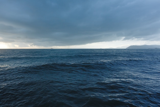 Sera nuvolosa vista sul mare e navi all'orizzonte