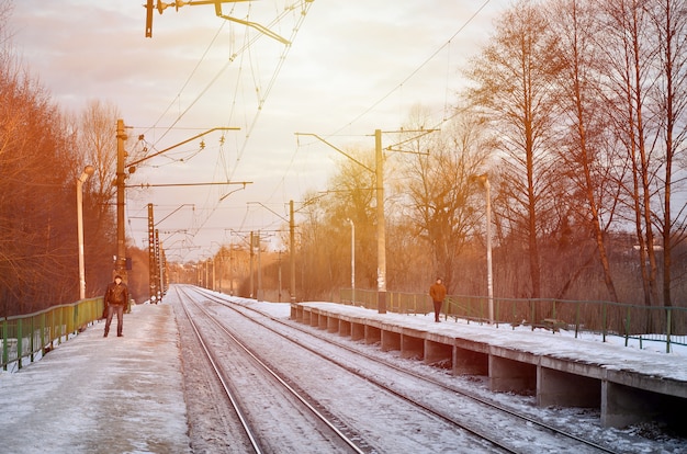 Sera paesaggio invernale con la stazione ferroviaria