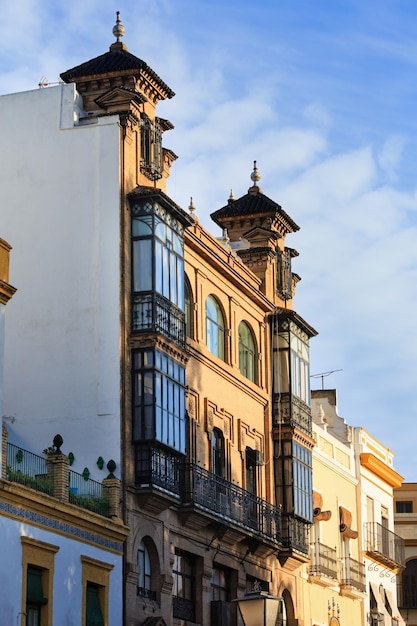 Sera Paesaggio urbano della città di Siviglia (case sullo sfondo del cielo), Andalusia, Spagna.