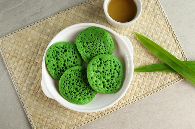 Serabi Pandan Kuah Kinca è il tradizionale colore verde pancake dell'Indonesia dalla pasta di panda