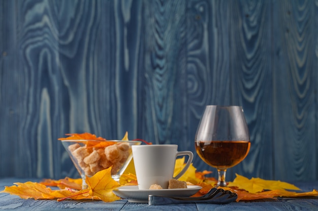 Serata autunnale con caffè e cognac