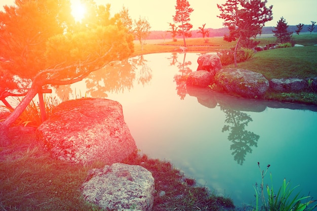 Serata calma paesaggio rurale Tramonto sul torrente