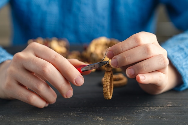 Serata di tempo libero a fare perline. Hobby di lavoro a casa per il tempo libero della donna