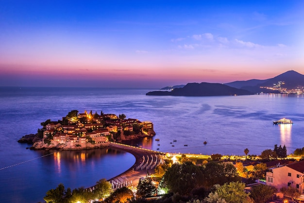 Serata estiva a Sveti Stefan, antica città del Montenegro