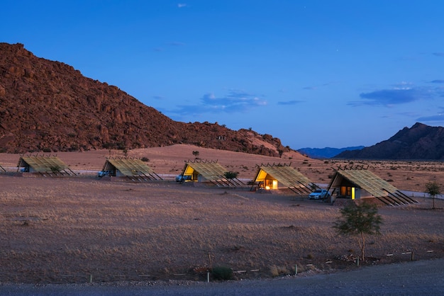 Serata in piccoli chalet di un lodge nel deserto vicino a Sossusvlei in Namibia