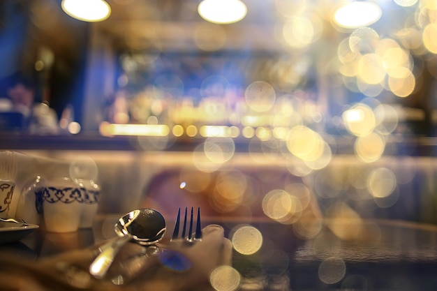 serata in un ristorante, sfondo astratto sfocato, bokeh, concetto di alcol, bicchieri di vino in un bar