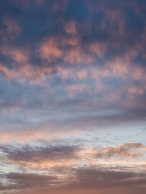 Serata leggera? Umulus nuvole nel cielo. Cielo nuvoloso colorato al tramonto. Struttura del cielo, priorità bassa astratta della natura.