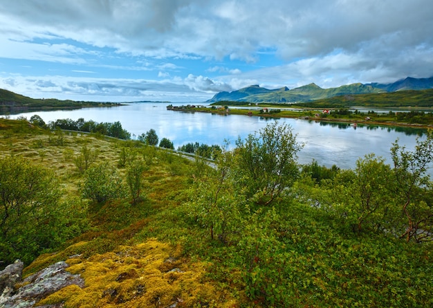 Serata nuvolosa estiva Paesaggio di Ersfjorden (Norvegia, Lofoten).