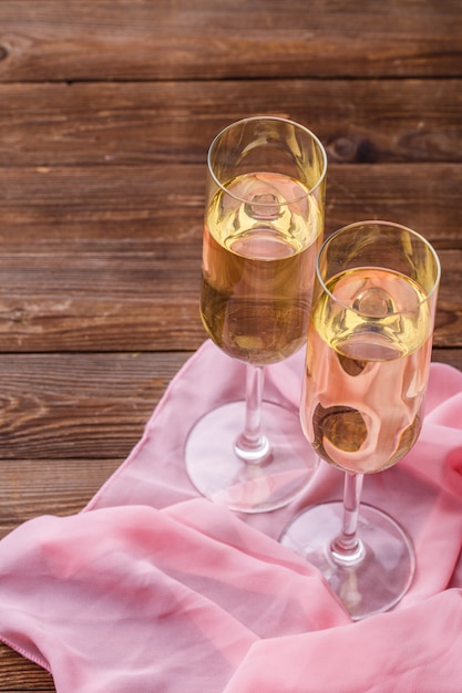 Serata romantica con bicchieri di champagne