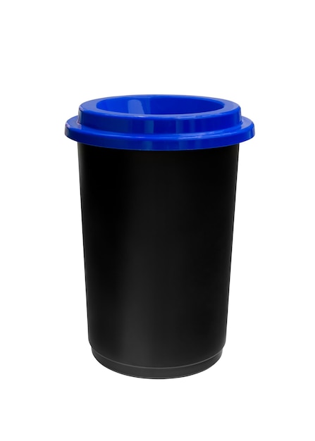 Serbatoi per rifiuti in plastica nera con tappo blu isolati su sfondo bianco ecologia