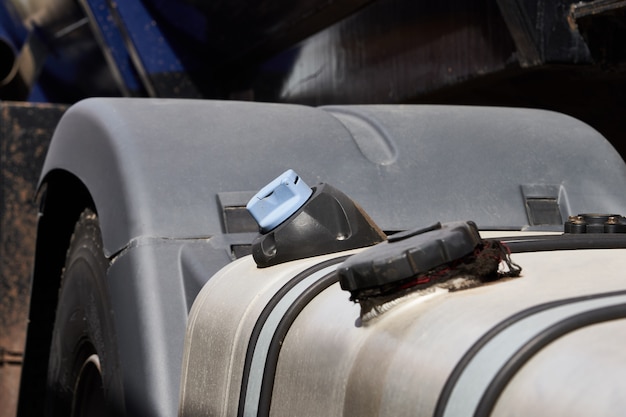 Serbatoio di carburante di un camion in piedi sul parcheggio