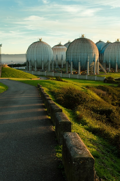 Serbatoio di gas naturale nell&#39;industria della raffineria.