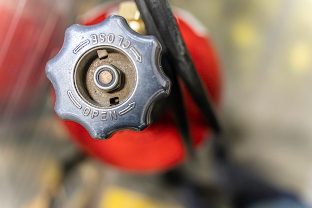 Serbatoio di gas ossigeno rosso per saldatura industriale in fabbrica