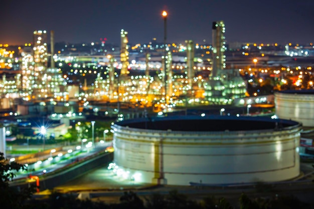 Serbatoio di petrolio greggio scena dell'impianto di raffineria e colonna della torre del tramonto serale Industria petrolchimica