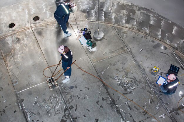 Serbatoio di scansione per ispezione di due lavoratori in acciaio inossidabile con piastra inferiore di spessore ruggine in confinato