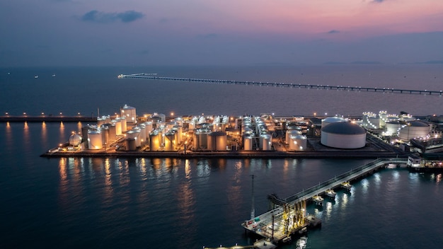 Serbatoio di stoccaggio chimico di vista aerea sul mare alla stazione terminale petrolifera di notte Impianto chimico petrolio e prodotti petorchimici Impianto di industria chimica nella raffineria di notte