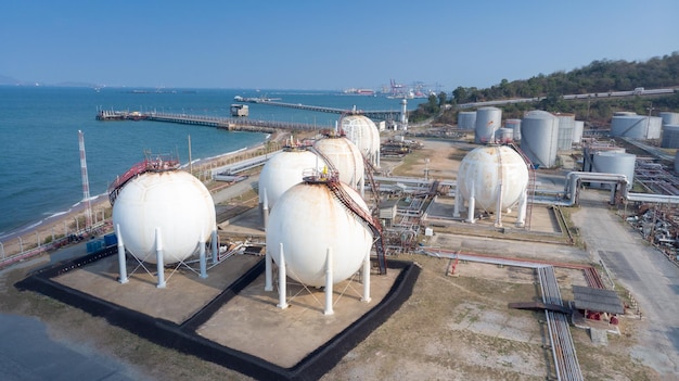 Serbatoio di stoccaggio del gas vicino alla chimica del concetto di costa del mare e gas di stoccaggio