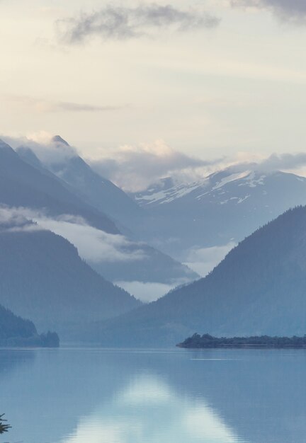 Serena scena in riva al lago di montagna in Canada al tramonto