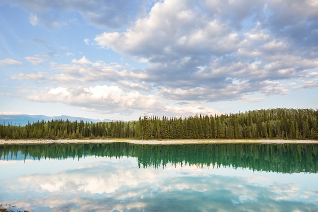 Serena scena sul lago di montagna in Canada con il riflesso delle rocce nell'acqua calma.