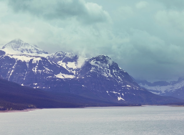 Serena scena sul lago di montagna in Canada con il riflesso delle rocce nell'acqua calma.