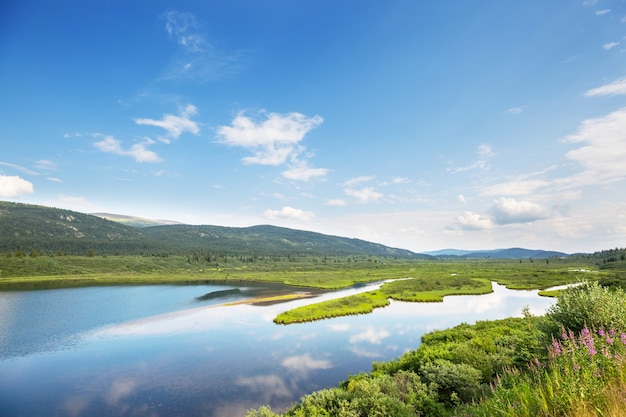 Serena scena sul lago di montagna in Canada con il riflesso delle rocce nell'acqua calma.