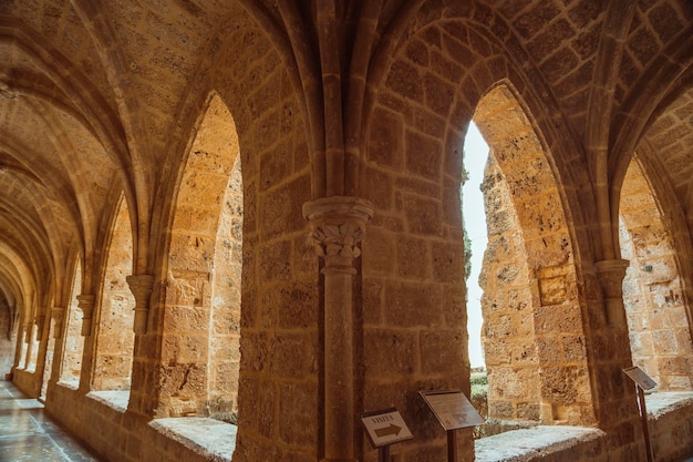 Sereni archi in pietra di un antico corridoio del monastero