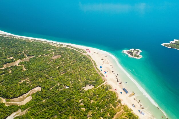 Serenità aerea Bella spiaggia di sabbia dall'alto