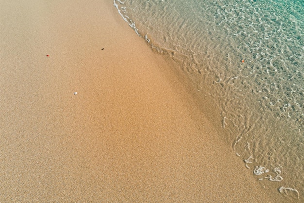 Serenità aerea Bella spiaggia di sabbia dall'alto