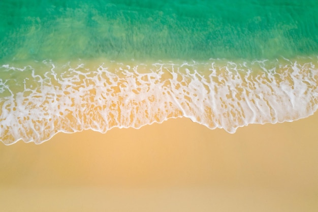 Serenità aerea Bella spiaggia di sabbia dall'alto