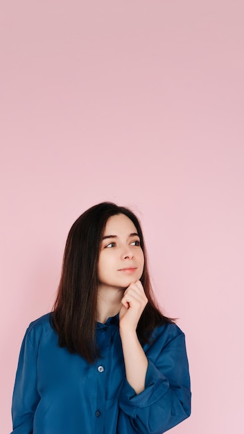 Serenità e contemplazione Ritratto consapevole di una bella ragazza con la mano sul mento che guarda nel vuoto