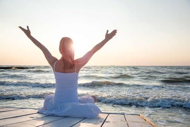 Serenità e yoga che praticano al mare. Alba