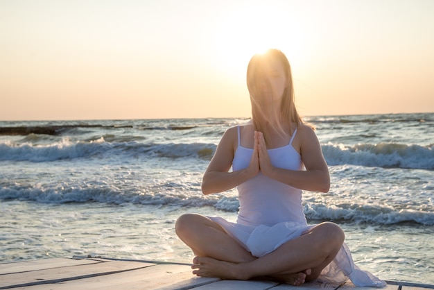 Serenità e yoga che praticano al mare. Alba