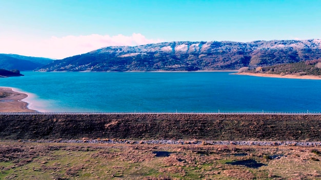 Sereno lago con montagne innevate sullo sfondo Mavrovo Macedonia vista dall'alto