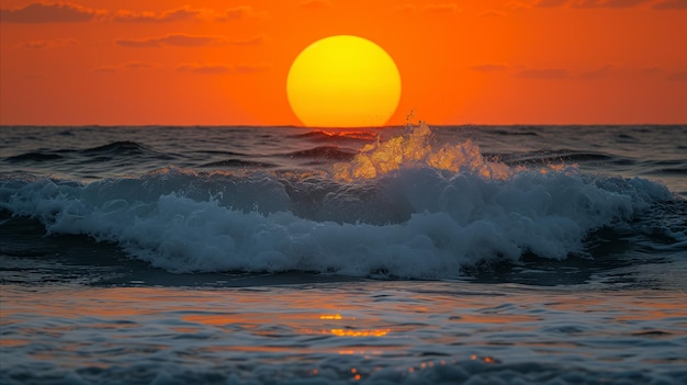 Sereno tramonto sulle onde dell'oceano con un cielo arancione vibrante