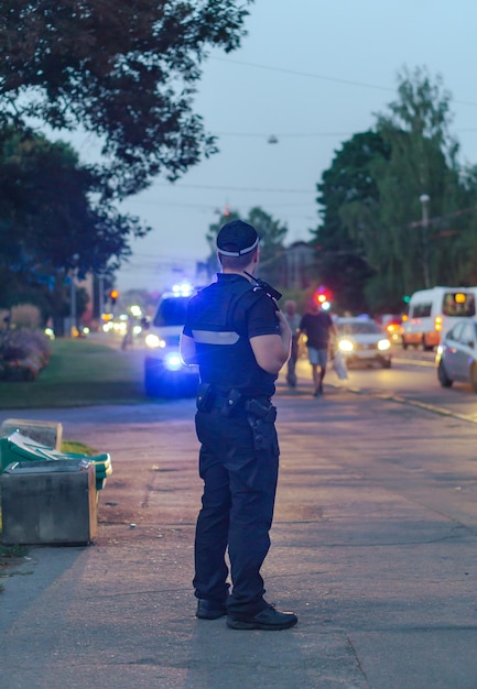 Sergente di polizia in servizio per strada la sera