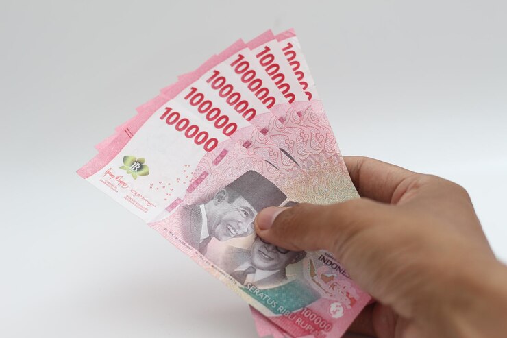 Serie di banconote di rupi indonesiane del valore di centomila rupi IDR 100000 emesse dal 2022