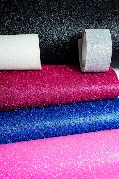 serie di campioni di tessuto di diversi colori in primo piano