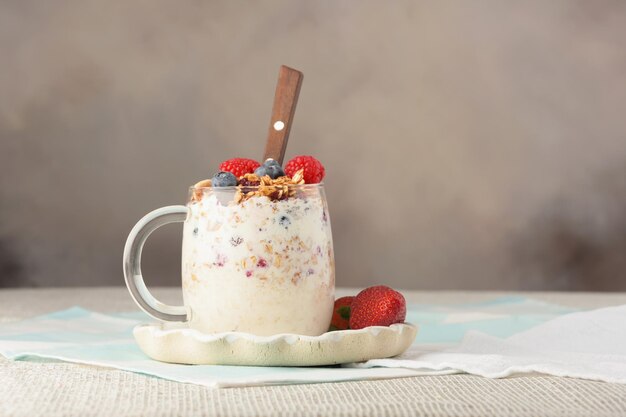 Serie su bacche di muesli e yogurt greco adatti per una sana colazione, spuntino o dessert