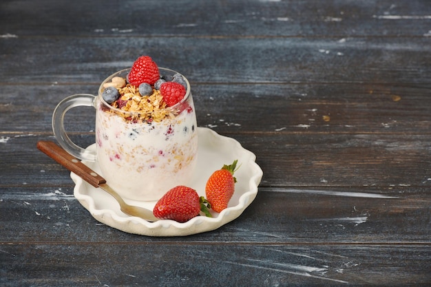 Serie su bacche di muesli e yogurt greco adatti per una sana colazione, spuntino o dessert