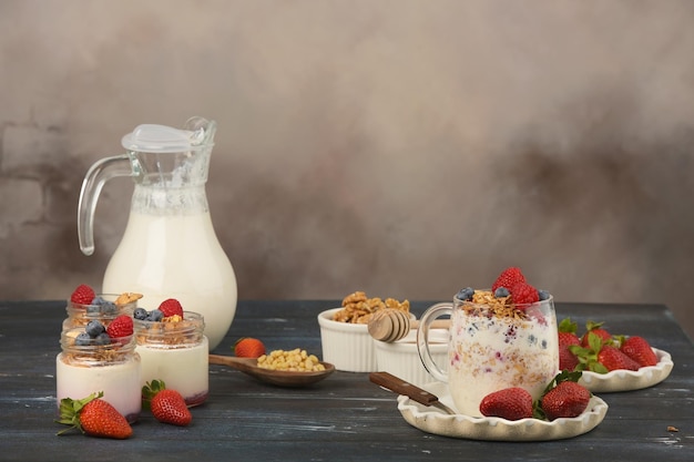 Serie su bacche di muesli e yogurt greco adatti per una sana colazione, spuntino o dessert