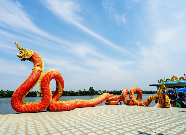 Serpente rosso sotto il cielo